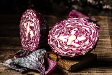Ahşap masada doğranmış taze kırmızı lahana. Mor lahana salatası ya da lahana salatası pişirmek için dilimlenmiş sebze hazırlayın. Ev yapımı yemek konsepti. Vejetaryen sağlıklı yiyecekler.