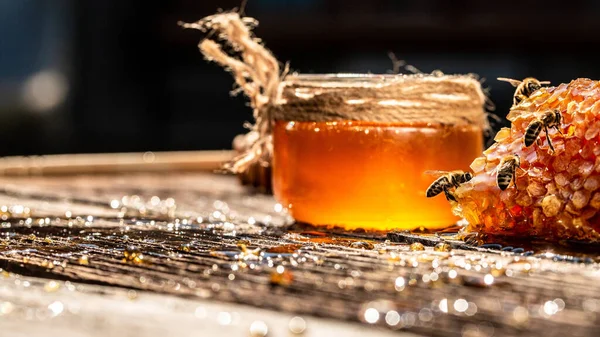 Goldene Wabe Und Glas Auf Einem Hölzernen Hintergrund Imkerkonzept Langes — Stockfoto