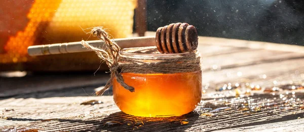 木製のテーブルの上に蜂蜜の瓶 養蜂の概念 長いバナー形式 バナー メニュー レシピ テキストの場所 — ストック写真
