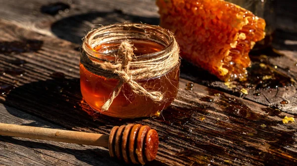 木のテーブルの上に蜂蜜 ハニカムと蜂蜜スティックのジャー 養蜂の概念 長いバナー形式 バナー メニュー レシピ — ストック写真