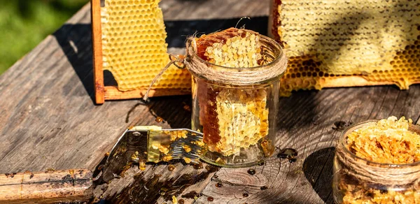 Naturlig Honungskam Och Glasburk Träbord Honung Bakgrund Bee Produkter Ekologiska — Stockfoto