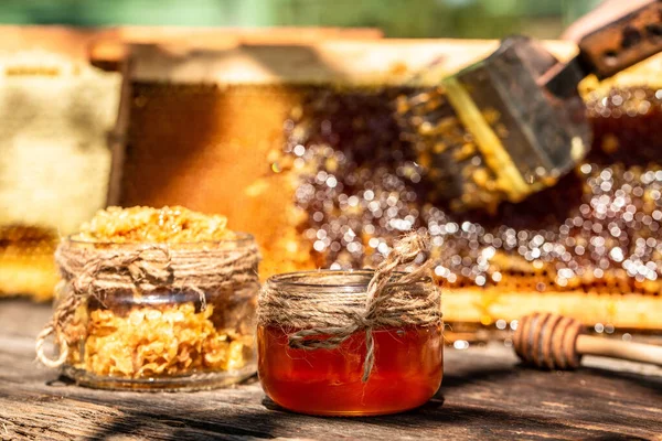 Natuurhoningraat Een Glazen Pot Houten Tafel Honing Achtergrond Bijenproducten Volgens — Stockfoto