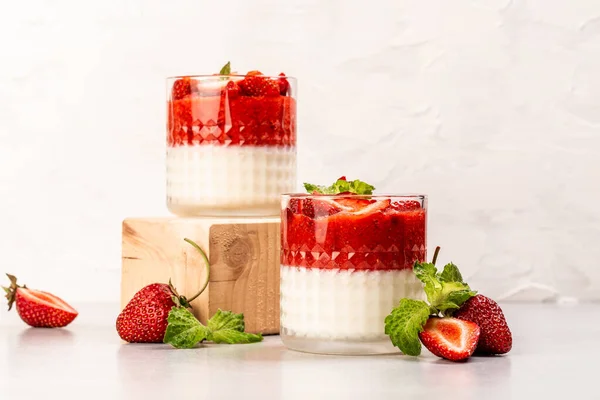 Sobremesa Tradicional Italiana Panna Cotta Com Geleia Morango Sobremesa Iogurte — Fotografia de Stock