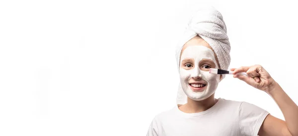 Menina Recebendo Máscara Facial Branca Cosmética Senhora Encantadora Fazendo Procedimentos — Fotografia de Stock