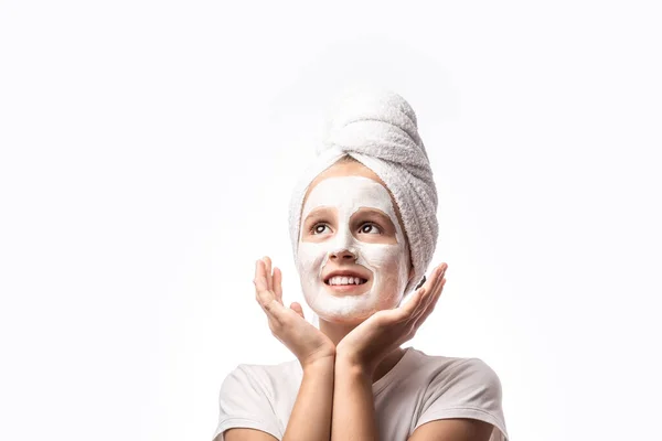 Happy Teenage Bambino Con Asciugamano Sulla Testa Applicare Maschera Asso — Foto Stock