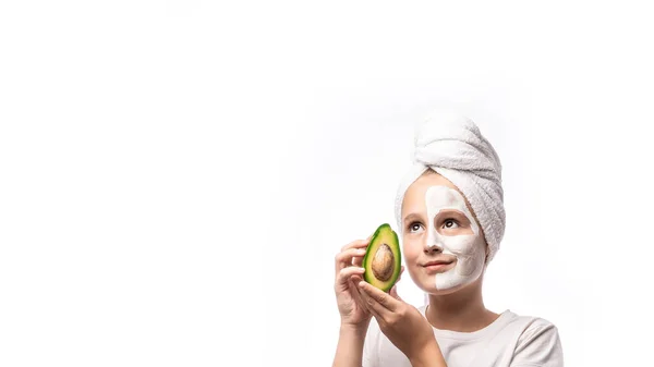 Spa Teen Girl Con Maschera Bellezza Facciale Mezzo Avocado Fresco — Foto Stock