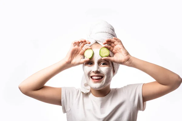 Ragazzina Divertente Che Applica Maschera Facciale Tenendo Fette Cetriolo Ragazza — Foto Stock