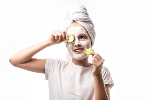 粘土の顔のマスクとキュウリを目に作る女の子 十代の女の子は 抗シミ肌の治療を行います 若い肌のための天然化粧品の概念 — ストック写真