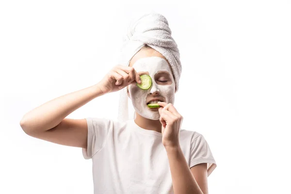 Ragazzina Divertente Con Maschera Viso Pelle Cetrioli Occhi Isolati Sfondo — Foto Stock