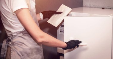 Çalışan manikür aletinin steril temizliği için ekipman. Süreç steril kıyafet manikür ustası bir hemşire tarafından gerçekleştiriliyor. Uzun afiş biçimi. Metin için boşluk,