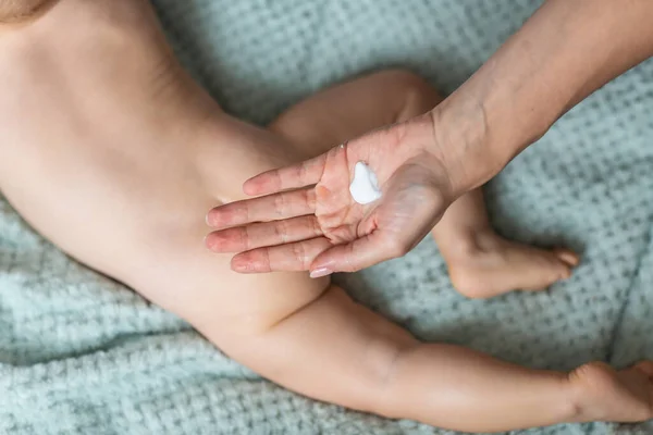 산모는 아기에게 마사지를 어머니의 보살핌 어머니는 크림을 바르고 — 스톡 사진