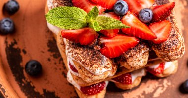 Yaz tatlısı, klasik tiramisu nane yapraklarıyla süslenmiş çilekler, yemek servisi, pankart, menü, yemek tarifi, metin için yer..