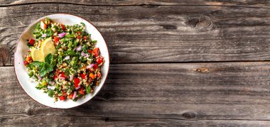 Orta doğu ya da Arap yemekleri ve çeşitli mezeler ve abur cuburlar sebze salatası, zeytin, domates, otlar. Geleneksel Tabouleh salatası. Uzun pankart biçimi, üst görünüm.