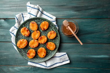 Yaz tatlısı. Olgun ızgara şeftali, bal ve nane yaprağı, bayrak, menü, tarif, metin için yer.