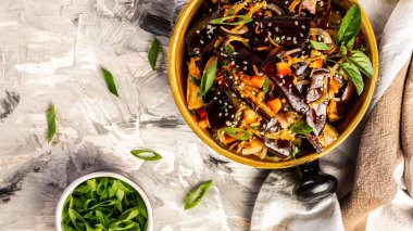 Domatesli patlıcan, paprika, havuç, soğan ve sarımsak. Sebzeli patlıcan. Kore 'de baharatlı patlıcan, vejetaryen yemeği..