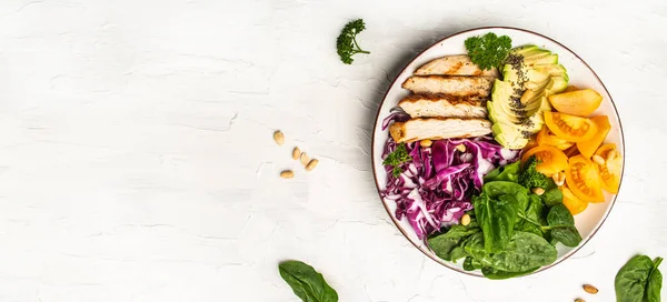 Pezzi Filetto Pollo Con Pomodori Freschi Cavolo Spinaci Avocado Una — Foto Stock