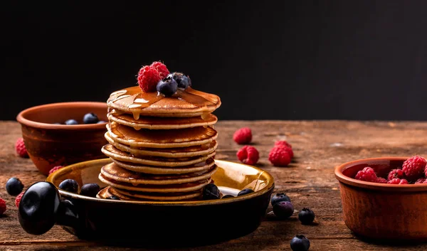 Hohe Stapel Klassischer Amerikanischer Pfannkuchen Frühstück Kopierraum — Stockfoto