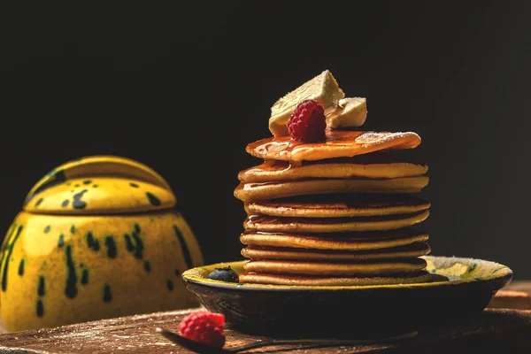 Pancakes Stack Berries Honey Catering Stack Tasty Pancakes Wooden Table — Stock Photo, Image