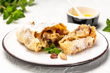 Arkaplanda kuru üzüm ve nane aromalı elmalı turta. Yukarıdan manzara, yemek tarifi geçmişi. Kapat..