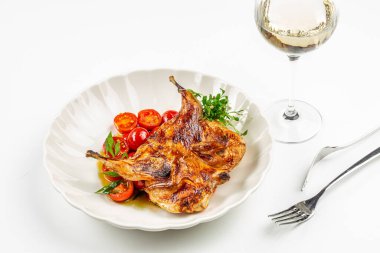 Kiraz domatesli ızgara bıldırcın ve beyaz şarapla servis edilen otlar..