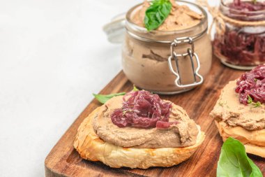 Kızarmış ekmek dilimlerinde karamelli soğanlı tavuk ciğeri ezmesi, yakın plan. Boşluğu kopyala.