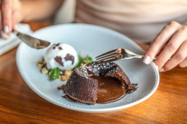 Vanilyalı lava keki ve beyaz tabakta fındık..