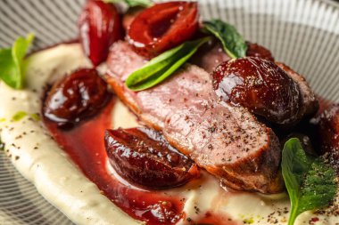 Erik soslu ve kremalı ördek göğsü..