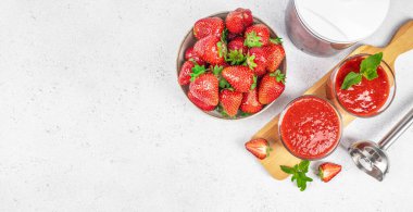Taze çilek ve bardakta çilekli smoothie, beyaz arka planda nane şekeri, üst manzara, fotokopi alanı. Modern gıda endüstrisinde yapay zeka teknolojisi.
