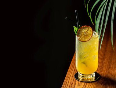 Tahta bir masada buzlu ve naneli narenciye kokteyli. Boşluğu kopyala.