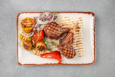 Izgara kuzu pirzolası, sebze, soğan ve lavaş ekmeği..