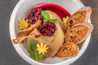 Kiraz soslu gurme tavuk ciğeri ezmesi, tost ve tereyağı kremalı garnitür..