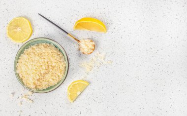 Limon aromalı tuz, beyaz arka planda taze limon dilimleri, üst manzara, boşluğu kopyala.