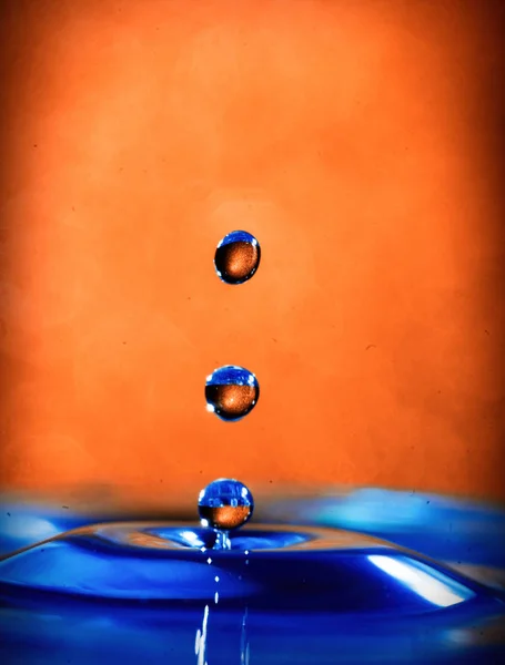 Renkli ışıklandırmayla yapılan sıçrama fotoğrafçılığı