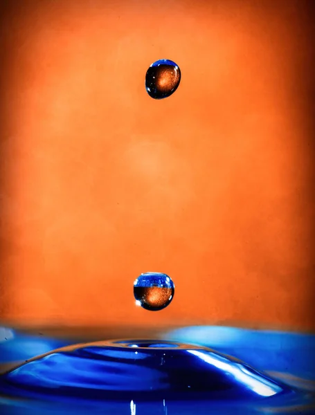 Renkli ışıklandırmayla yapılan sıçrama fotoğrafçılığı