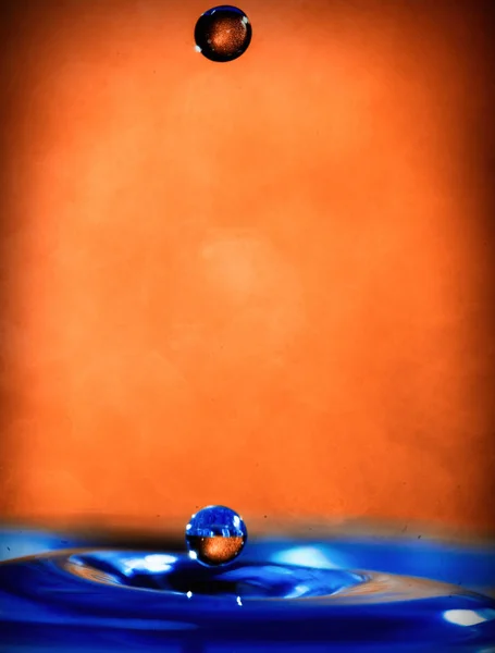 fotografia de splash com iluminao colorida