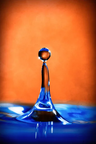 fotografia de splash com iluminao colorida