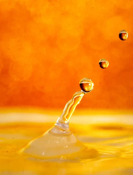 Altın damla sıçrama fotoğrafçılığı