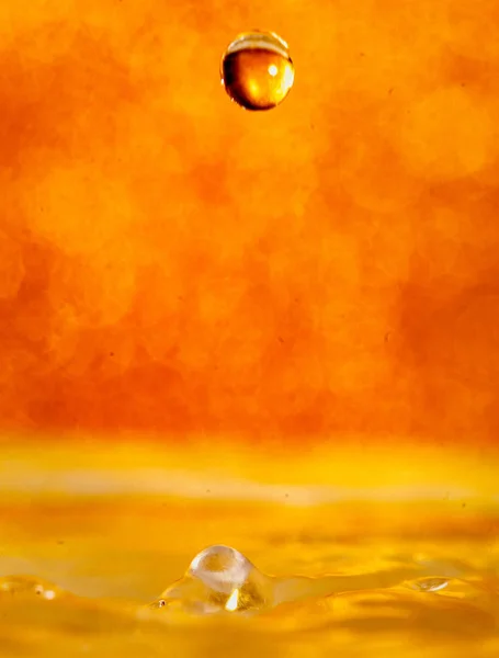 Altın damla sıçrama fotoğrafçılığı