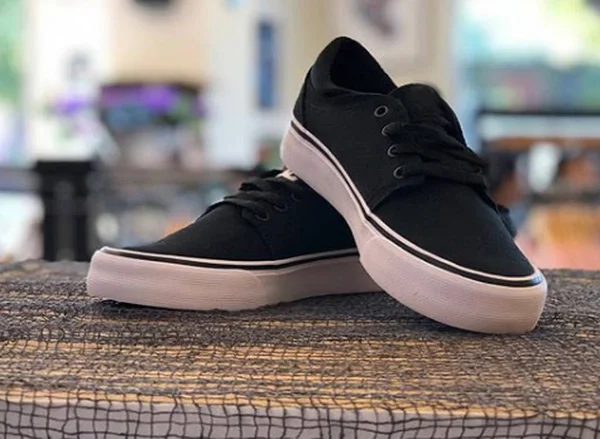Zapatillas Skaters Zapatos Blanco Negro — Foto de Stock