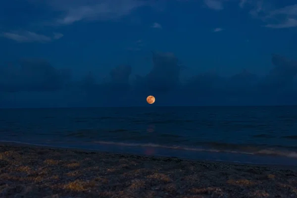 Восходящая Луна Море — стоковое фото
