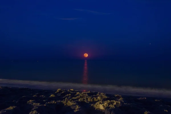 Восходящая Луна Море — стоковое фото
