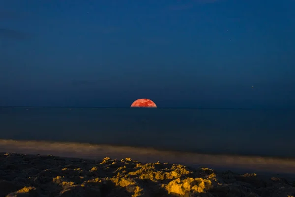 Восходящая Луна Море — стоковое фото