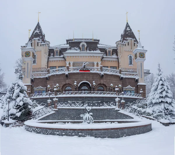 Сказочное Здание Зимой Снегу — стоковое фото