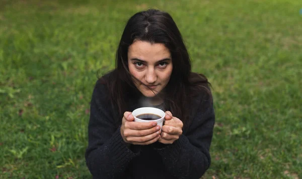 Vit Kvinna Med Kopp Varmt Kaffe Sittande Gräset Kvinna Med Royaltyfria Stockfoton