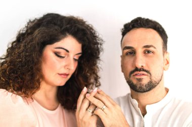 Birbirine aşık genç bir çift nişan yüzükleriyle ellerine dokunuyor. Çift ve evlilik sahnesi.