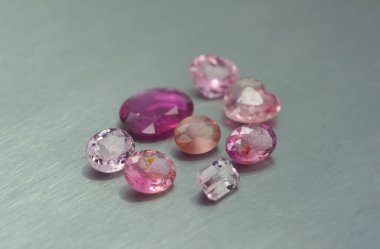 Metal yüzeyde pembe ve mor değerli taşlar grubu