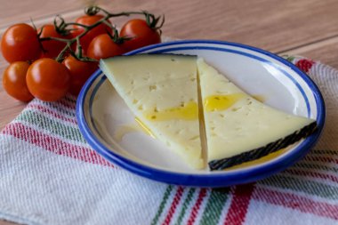 Lezzetli inek sütü peyniri zeytinyağı ve seramik tabakta vişneli domates. Akdeniz kırsal aperatifi