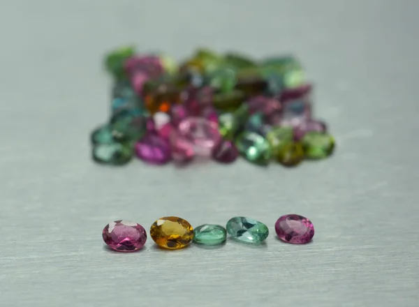 金属表面上不同颜色和形状的一组宝石 — 图库照片