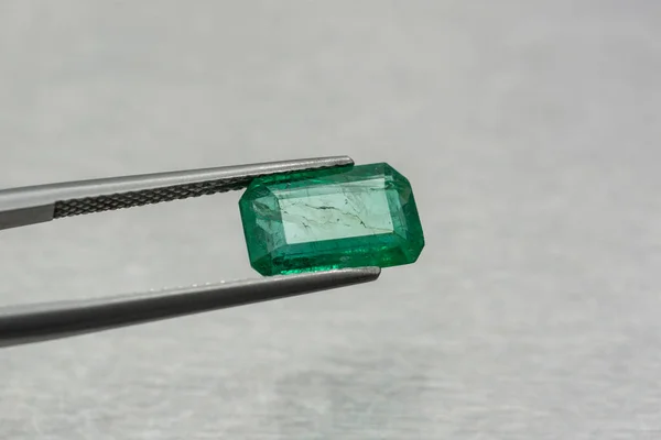Vacker Grön Och Rektangulär Formad Smaragd Fäst Med Pincett Metall — Stockfoto
