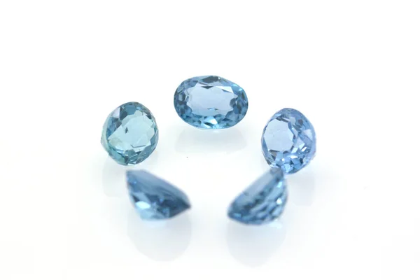 一组美丽而明亮的蓝色伦敦黄玉 宝石和贵重珠宝 — 图库照片